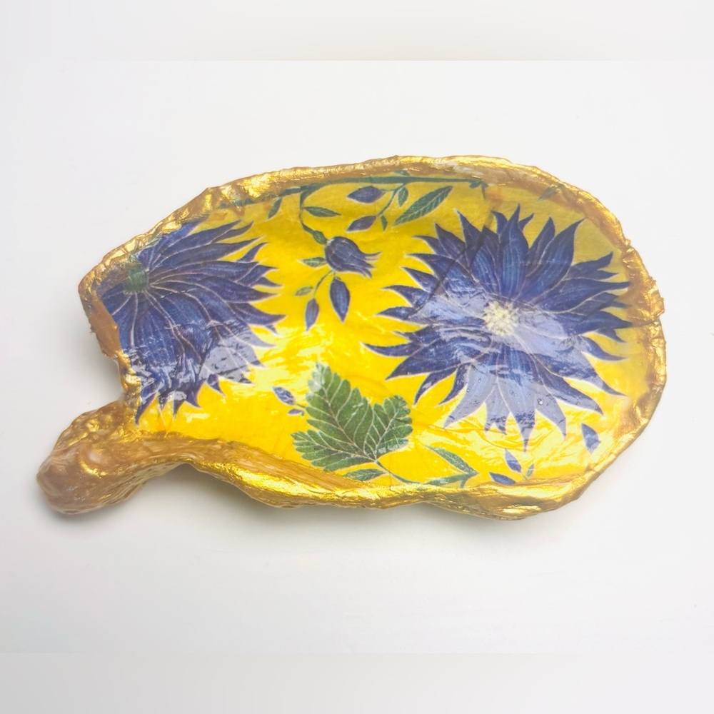 Handcrafted Oyster Shell Ring Dish Mini W/Victorian Blue Floral Decoupage - Picture 6 of 7